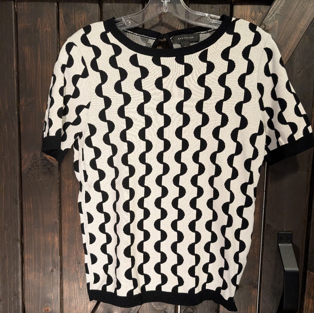 Ann Taylor Black and White Wave Pattern Top, Size S